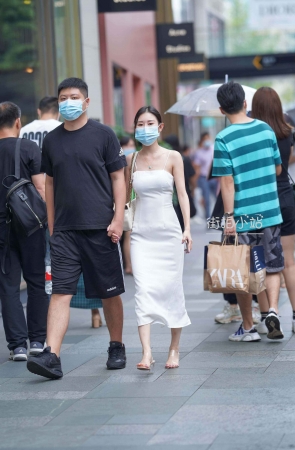 街拍骨感的吊带白裙女友