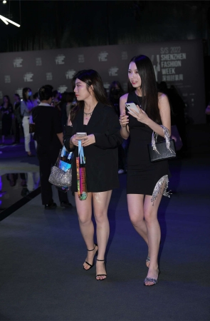 简约黑色吊带裙