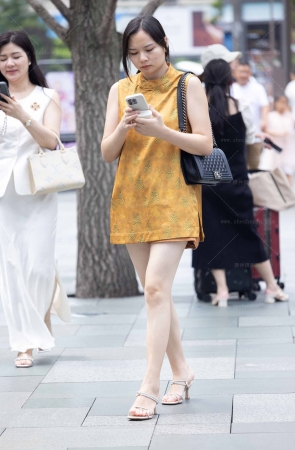 2589-8=61 韵味白皙美腿凉高跟熟女