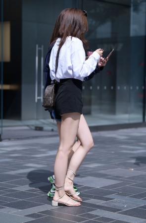 白皙长腿美女