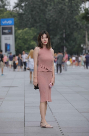 街拍粉色连衣裙美女
