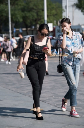 超丰腴紧身黑裤美女