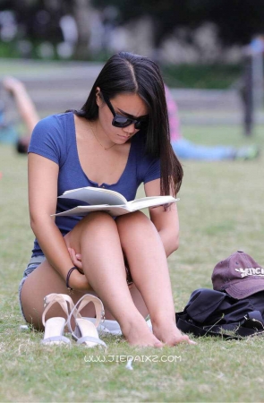 街拍热裤美腿女子