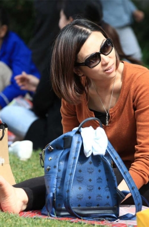 No988 墨镜少妇大方地掰着脚趾让你欣赏她的光滑足底