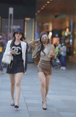 精选街拍作品 NO.1455 棕色小皮裙美女[62P/108MB]