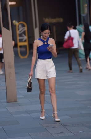 玩手机的美女