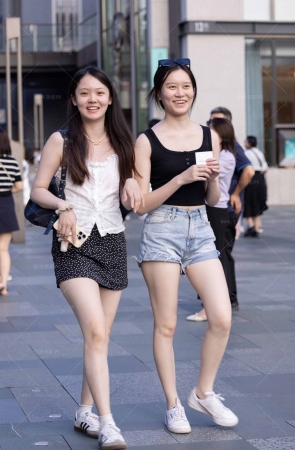 230630-18=37 两个白皙美腿女孩 9P