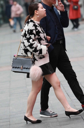 短裙高跟街拍少妇