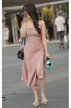 粉色吊带长裙小姐姐【套图+视频】