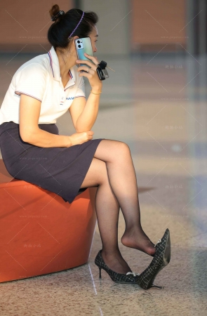 韵味超薄黑丝轻熟美妇晾脚挑鞋