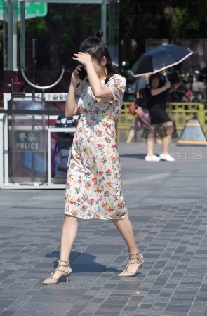 街拍碎花连衣裙姐姐
