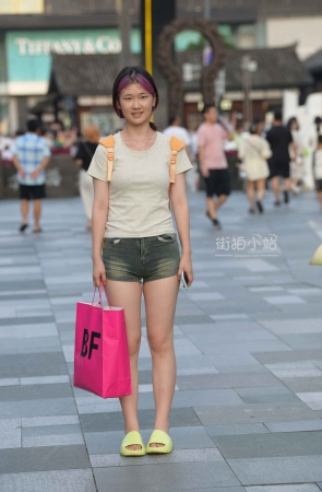 搭讪街拍热裤小妹