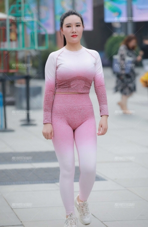 丰满性感瑜伽裤小姐姐