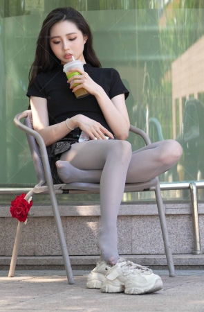 漂亮美女灰丝秀美腿相机8K画质横屏5min 8P