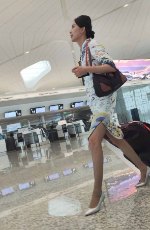 4K视频海航乘务组群丝美腿开衩旗袍走路美 2P