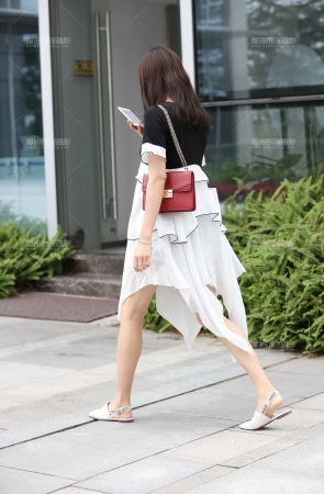 白皙的小姐姐有点像唐嫣