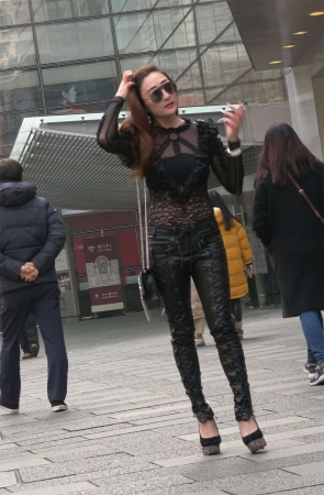 黑色皮裤街拍美腿高跟性感美女