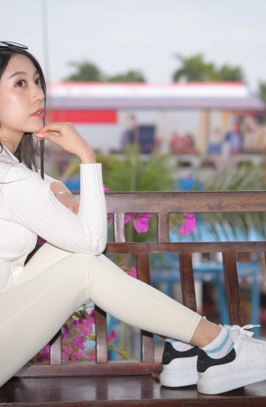 白色瑜伽课美女