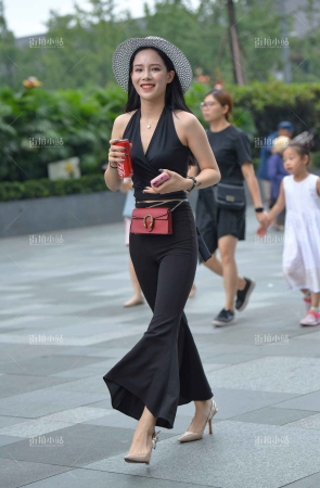 黑衣黑裤高跟美女