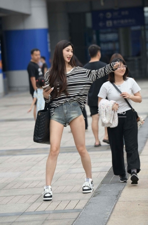 夏日热裤小姐姐，凉快，春光....
