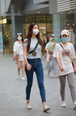 玻璃街拍作品 - 紧身提臀裤小姐姐