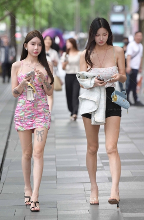 23426-16+123√性感丰满俩闺蜜【套图➕视频】 18P