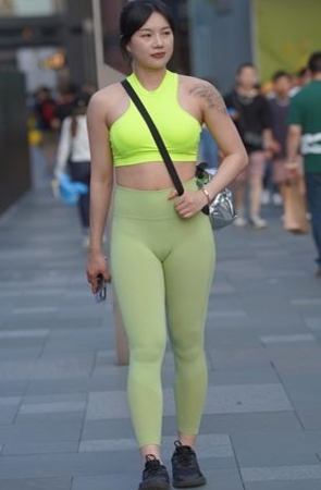 紧身瑜伽裤美女(210P)