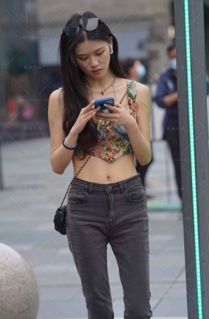 灰色牛仔裤美眉
