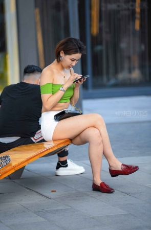 短发美眉~性感的美腿~