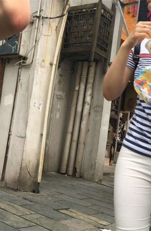 紧身白裤MM勒得也太紧了吧