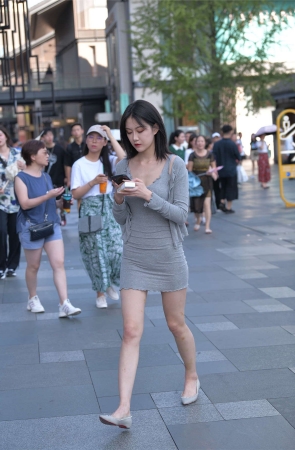 连体紧身包臀裙美女