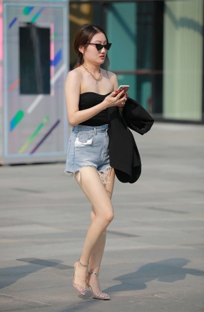 四九城嘎子街拍作品 - 热裤长腿白嫩小姐姐