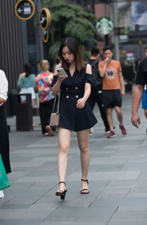 逛街黑裙气质美女