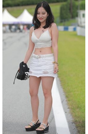 漂亮的吊带白裙美女(84P)