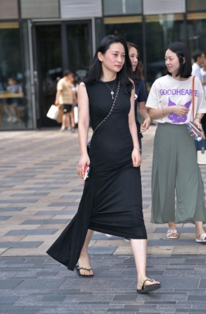 黑色连体长裙美女