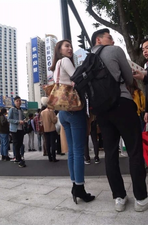 白色毛衣蓝色牛仔裤苗条身材小姐姐