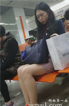 4k-候车室拍摄美腿包臀裙女孩，夹得真紧。