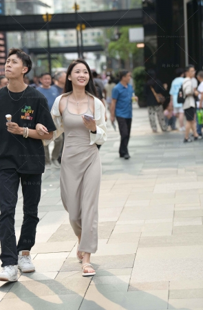 街拍甜美白皙，吊带长裙小仙女~