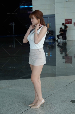 超短裙丰腴身材高跟美女