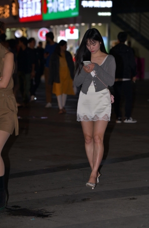 白裙高跟鞋 23-04-29