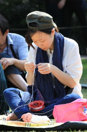 No1211 清秀少妇的盘腿坐姿竟是不常见的双脚合十