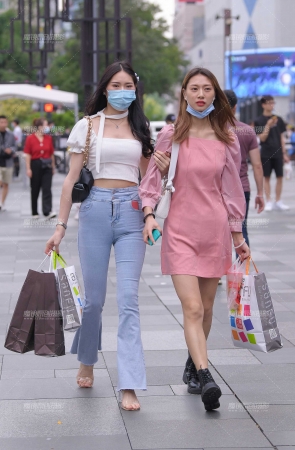 身材十分高挑的紧牛美女