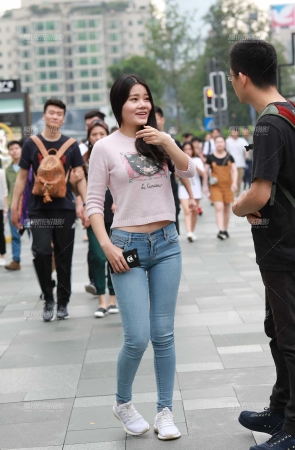 饱满紧牛女孩