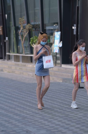 性感奔放包臀裙街拍美女