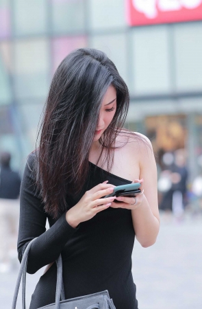 黑色连衣裙美女