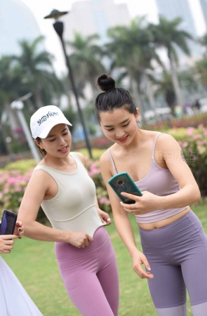练习瑜伽的美女