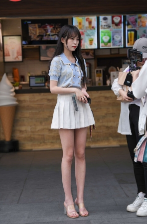 魅力白色百褶裙