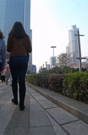 超级紧绷蓝色牛仔裤秀丽美女