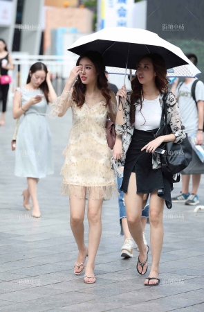 街拍米色群气质美女姐姐
