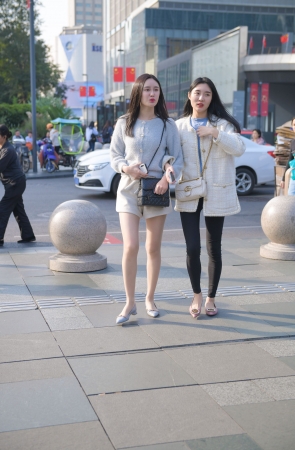 不害羞地说：我喜欢穿肉色的她